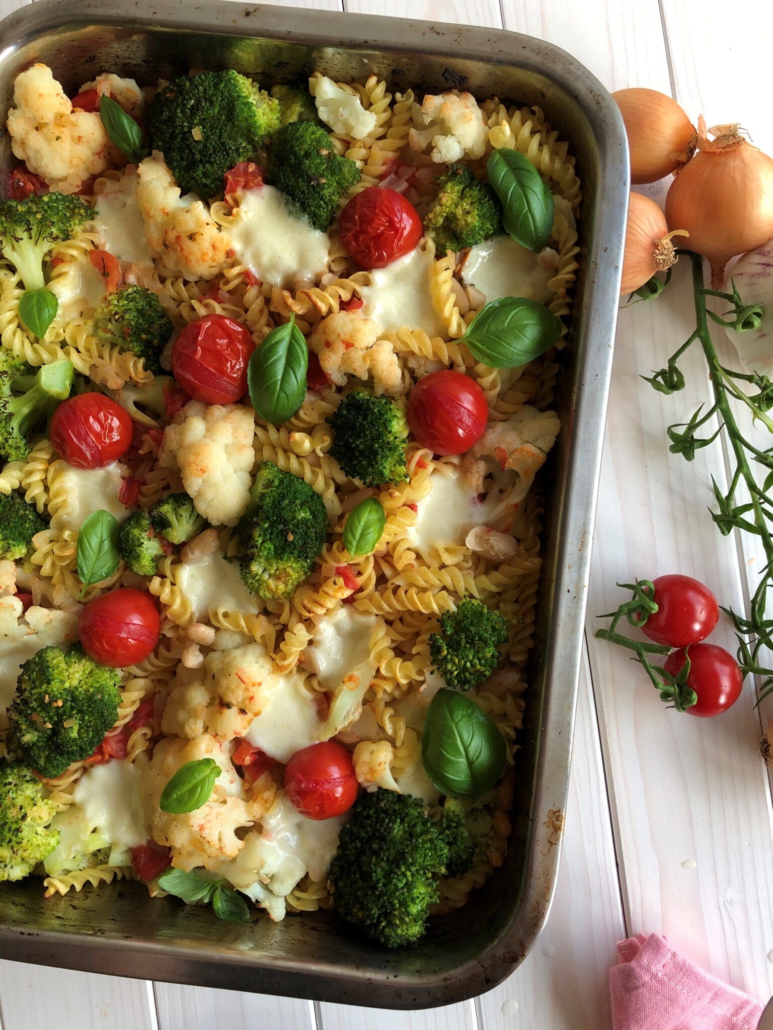Sommerliches Nudelgratin mit Blumenkohl, Brokkoli und weißen Bohnen ...
