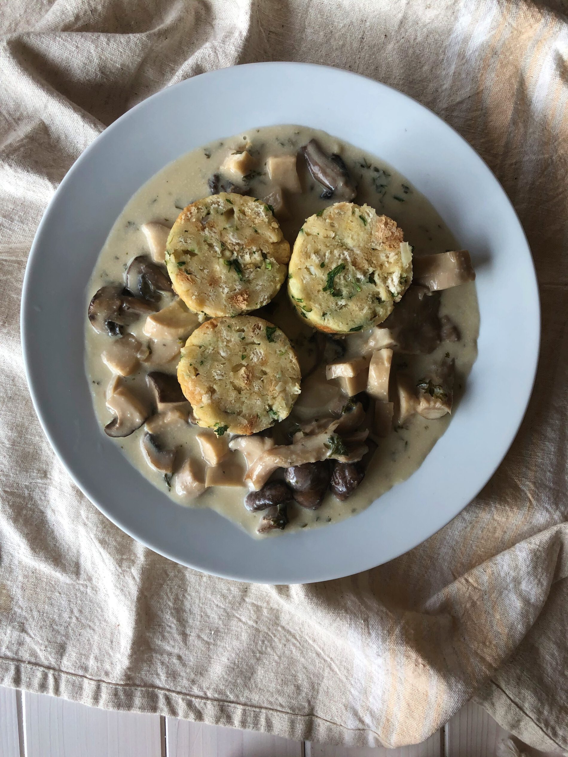 Pilzrahmsoße mit Serviettenknödeln - Sparflämmchen