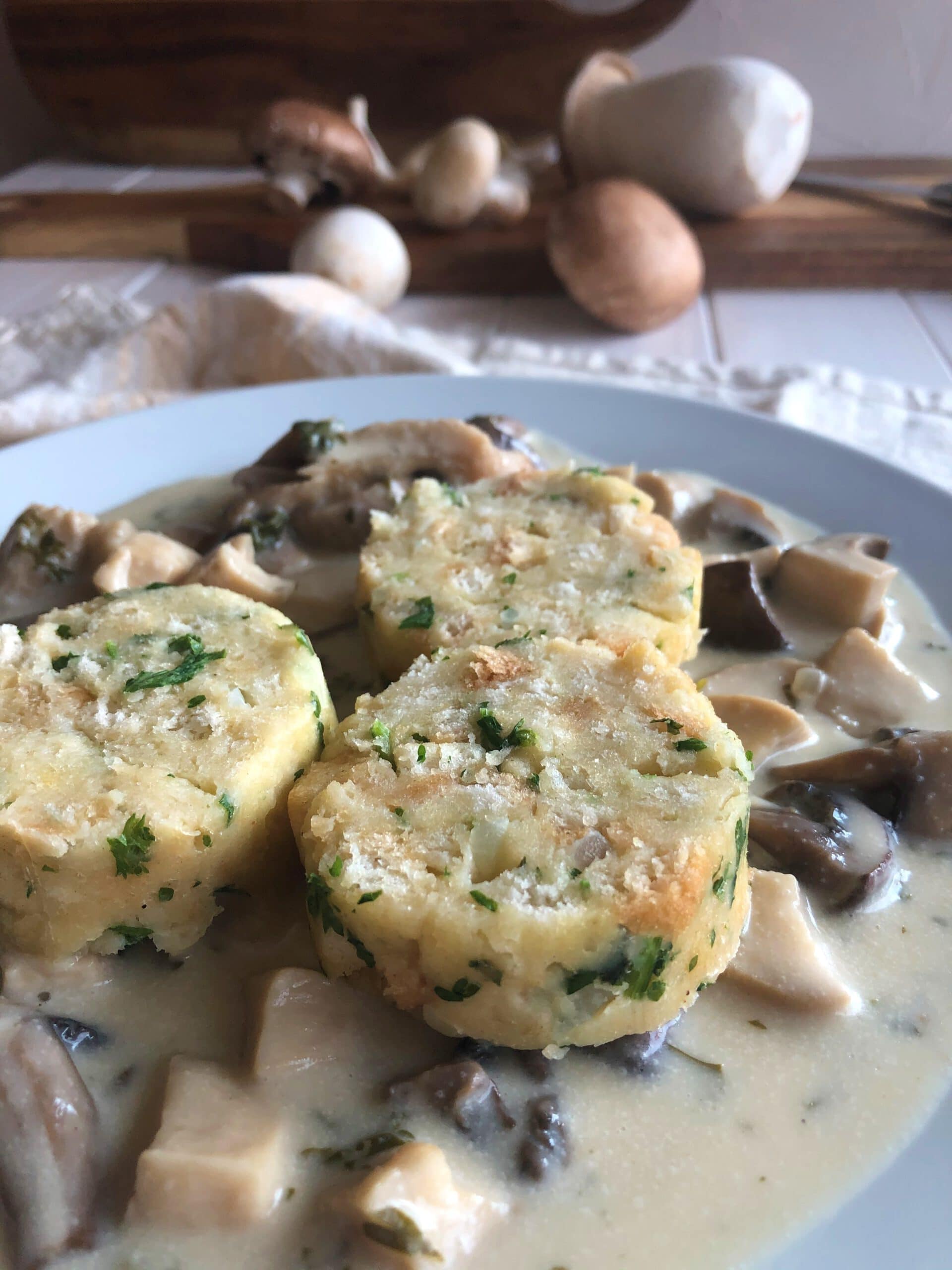 Pilzrahmsoße mit Serviettenknödeln - Sparflämmchen