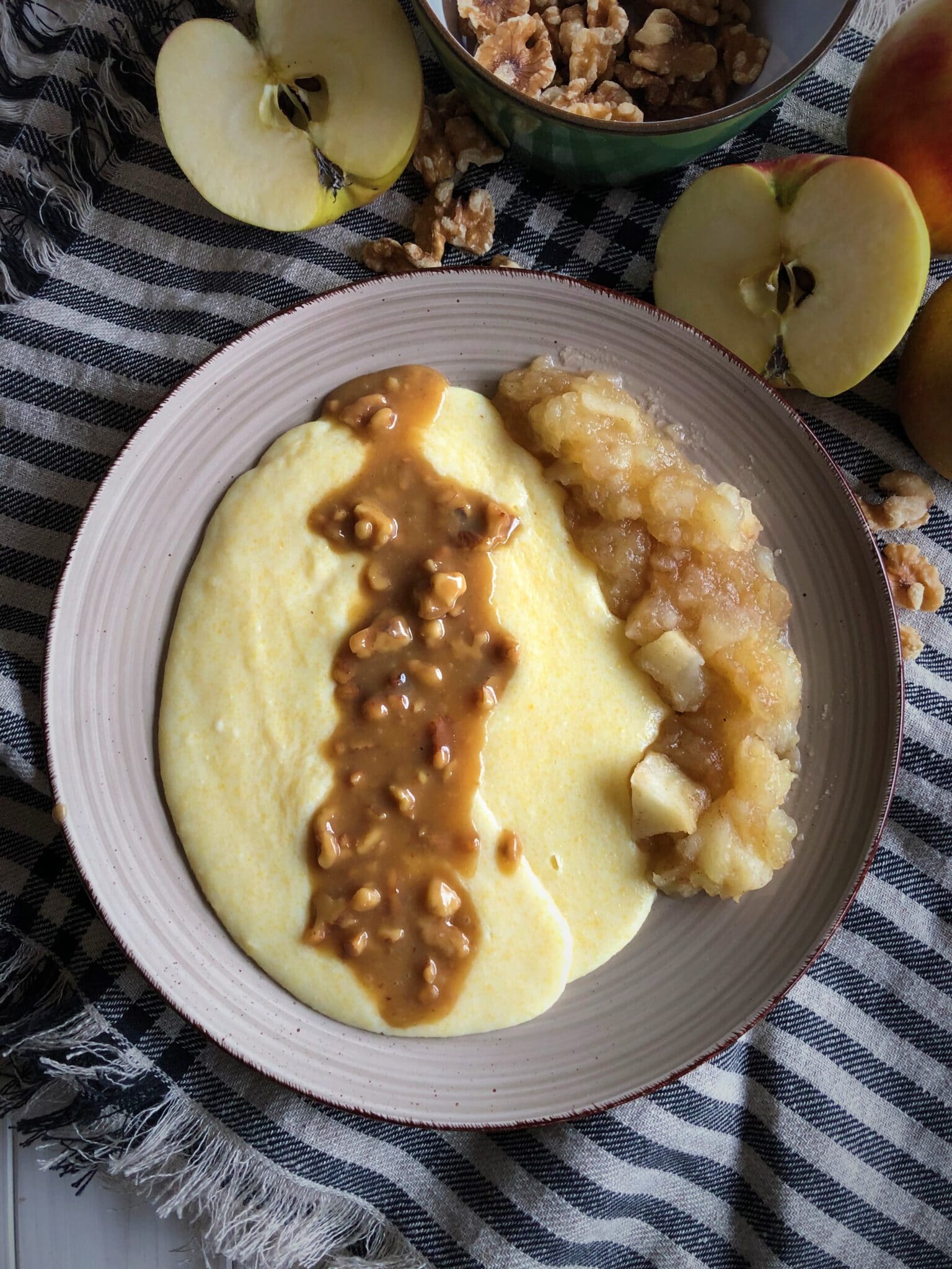 Süße Polenta mit Apfelkompott und Walnuss-Karamell - Sparflämmchen