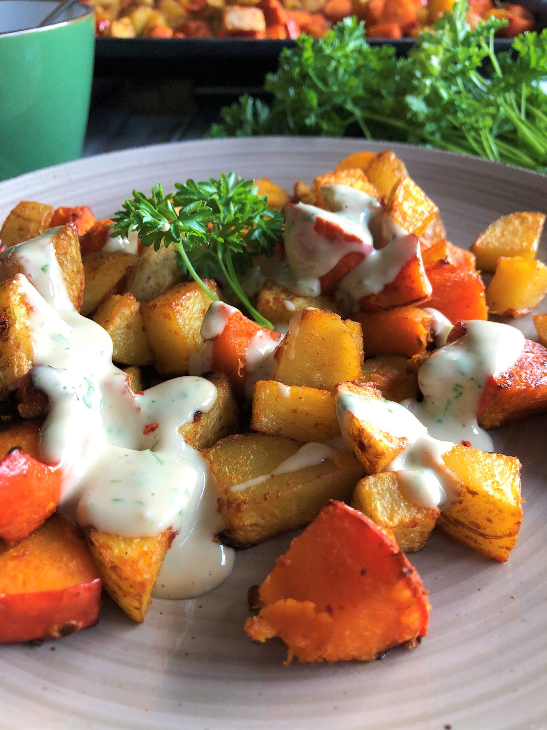 Kartoffel Kürbis Blech mit Tahini Soße - Sparflämmchen