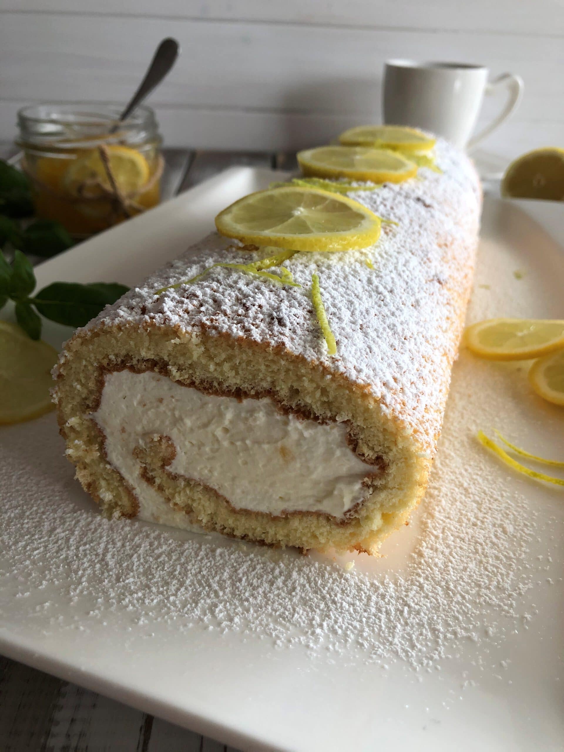 Zitronen-Biskuitrolle - Sparflämmchen Zitronen-Biskuitrolle - Sparflämmchen