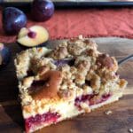 Ein Pflaumenkuchen vom Blech mit knusprigen Walnussstreuseln
