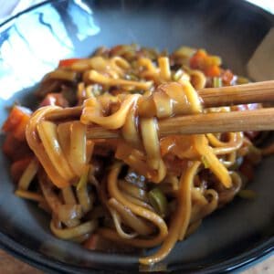 Schneller Gemüse-Wok mit Udon Nudeln