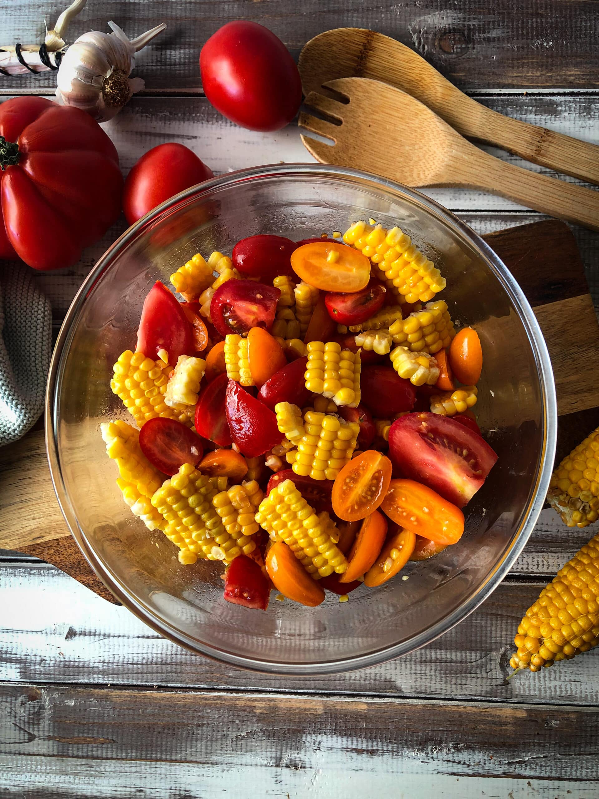 Hähnchenschenkel mit Tomaten Mais Salat - Sparflämmchen