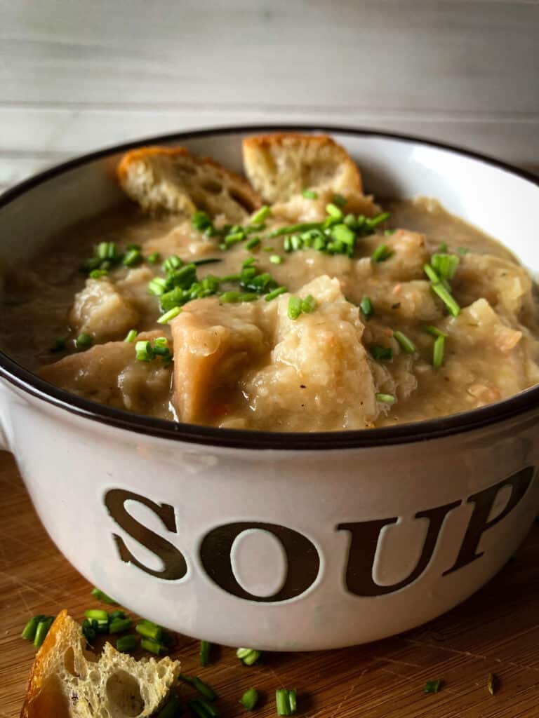 Suppe mit weißen Bohnen und altem Brot
