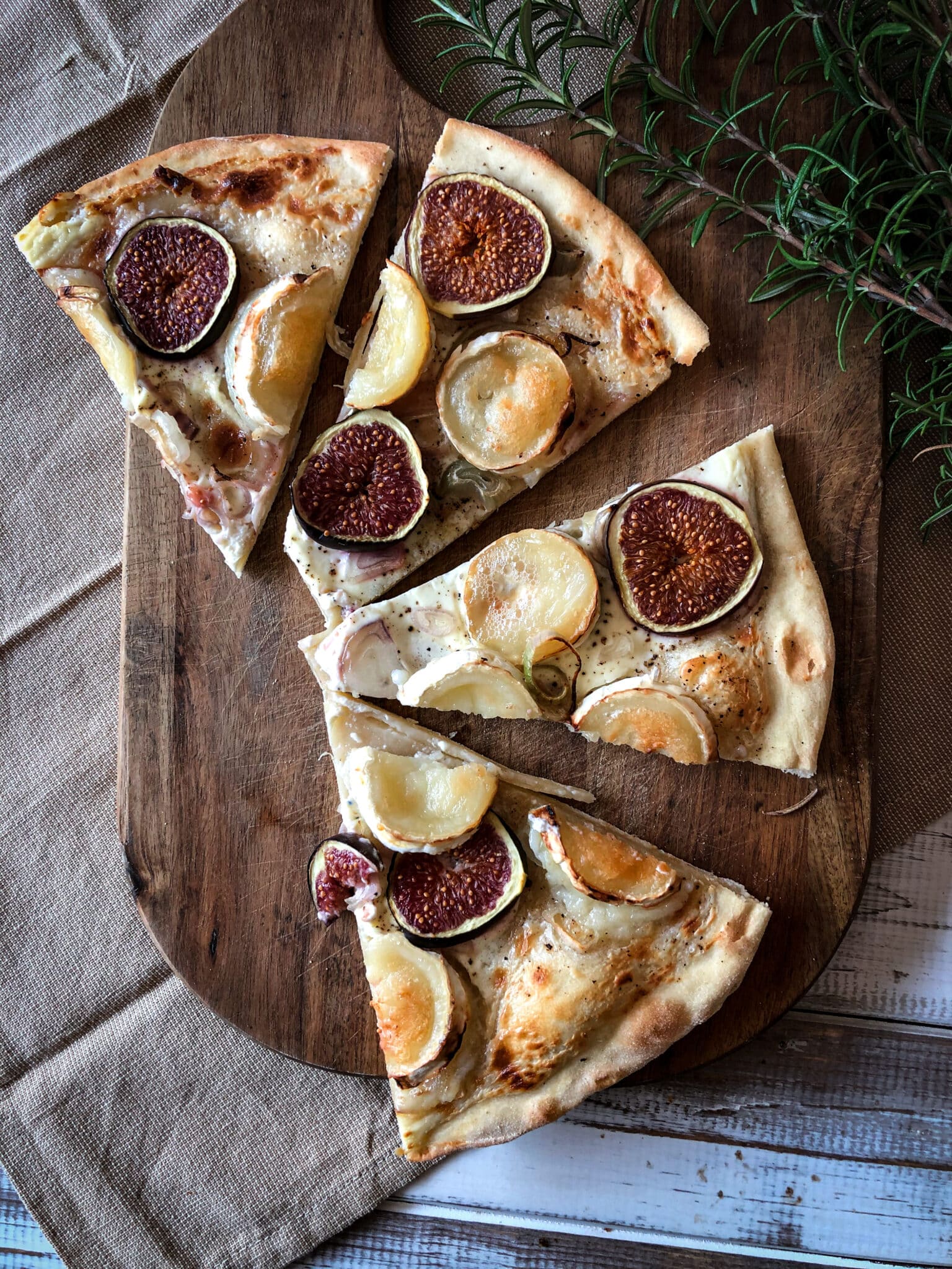 Flammkuchen mit Ziegenkäse und Feigen - Sparflämmchen Flammkuchen mit Ziegenkäse und Feigen - Sparflämmchen