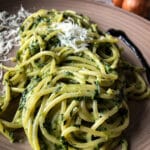 Ein Teller mit cremigen Spinat Pasta und geriebenem Käse