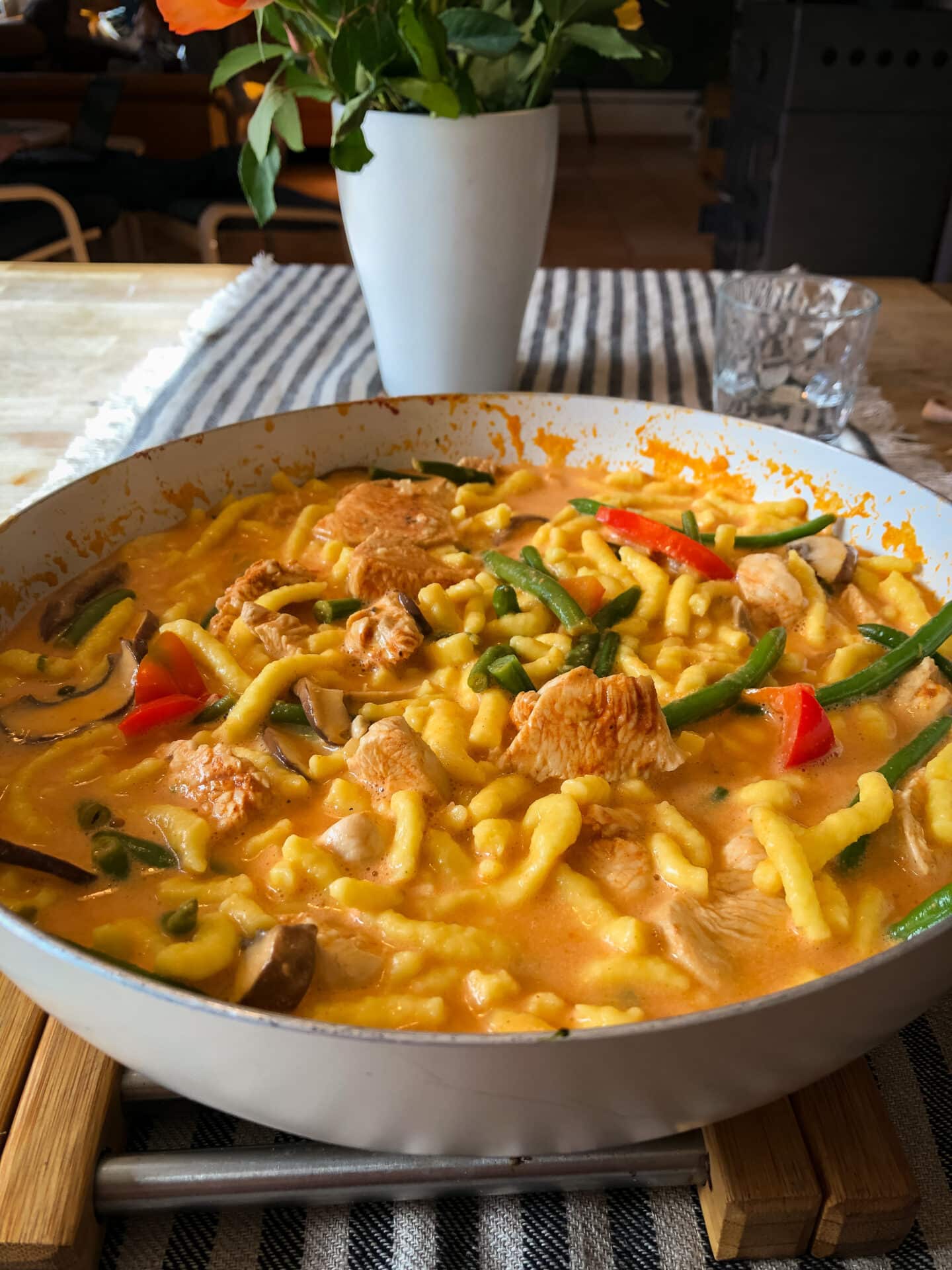 Pfeffer Rahm Hähnchen mit Spätzle - Sparflämmchen