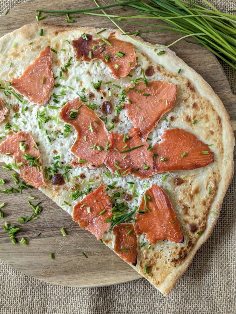 Flammkuchen mit Räucherlachs und Schnittlauch