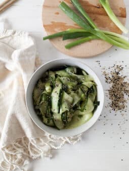 Japanischer Gurkensalat mit Frühlingszwiebeln