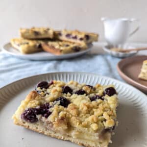 Hefeteigkuchen vom Blech mit Pudding, Kirschen und Streuseln