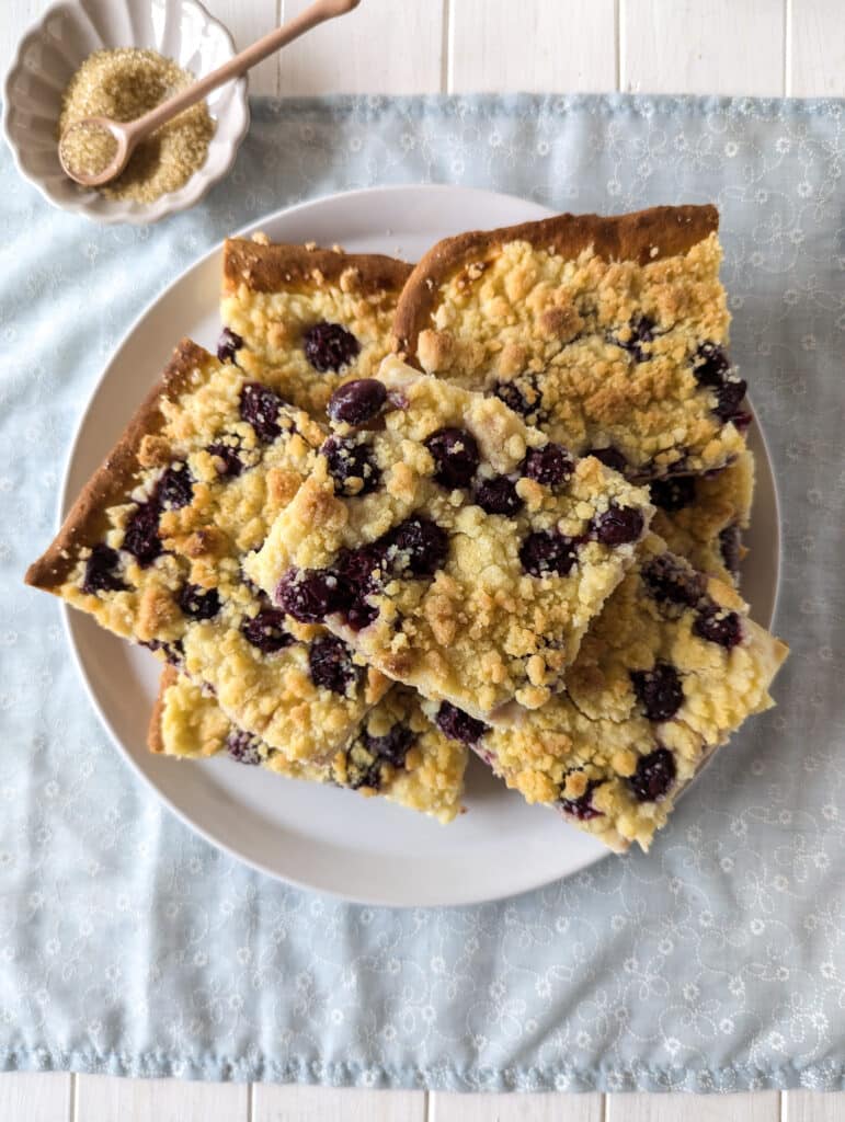 Blechkuchen mit Kirschen, Pudding und Streuseln