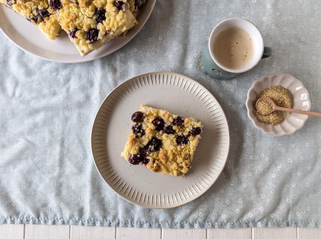 Blechkuchen mit Pudding und Streuseln