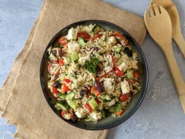 Griechischer Salat mit Kritharaki und viel Gemüse
