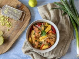 Salat mit Glasnudeln, Mangos und Hähnchen