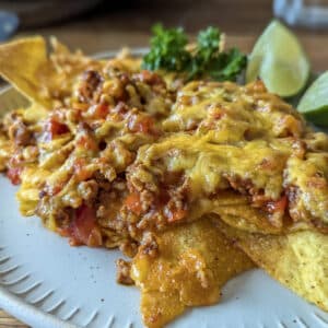 Nachos mit würziger Soße