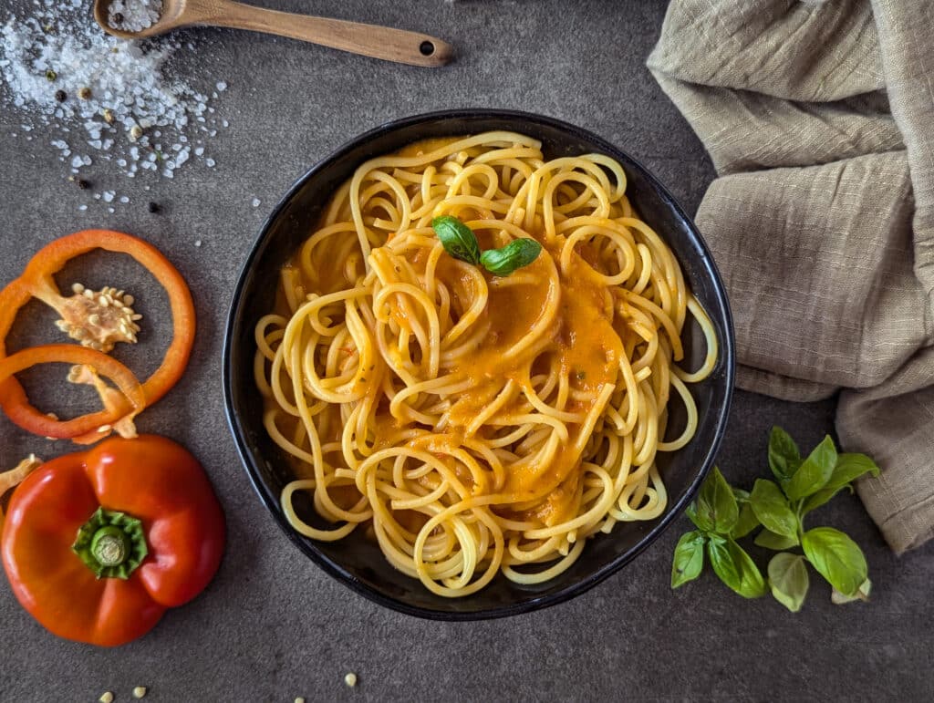 Spaghetti mit gerösteter Paprikasoße