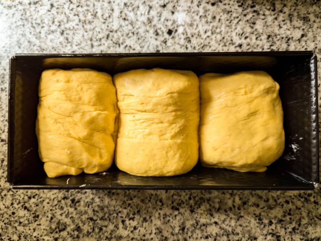 Rollen in der Kastenform für das Kürbis Brioche