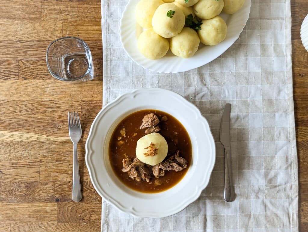 Kartoffelknödel mit Soße