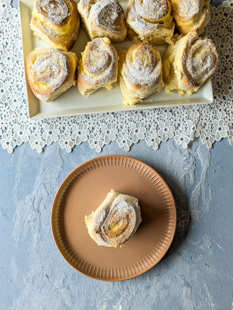 Hefeteigschnecken mit Puddingfüllung