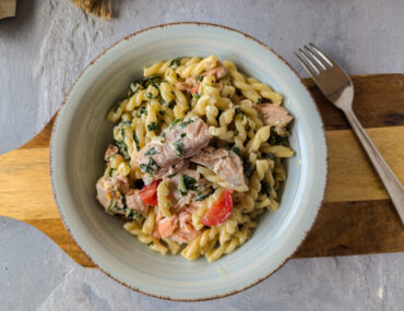 Lachs Spinat Pasta mit Tomaten