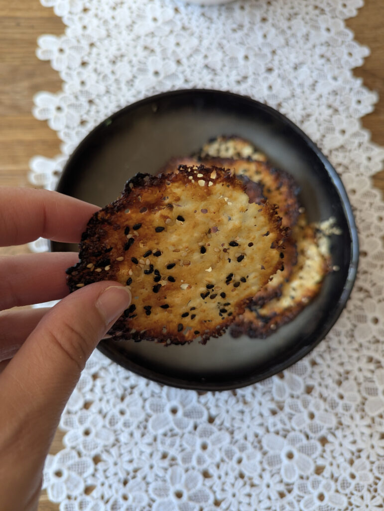 Hüttenkäse mit Sesam