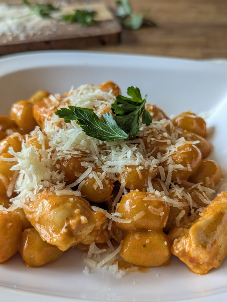 Gochujang Hähnchen Gnocchi mit Parmesan