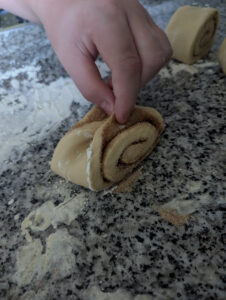 Franzbrötchen zusammenhalten