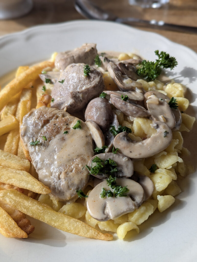 Schweinelendchen mit Spätzle und Pommes