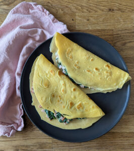 Deftige Pfannkuchen mit Schinken, Spinat und Frischkäse