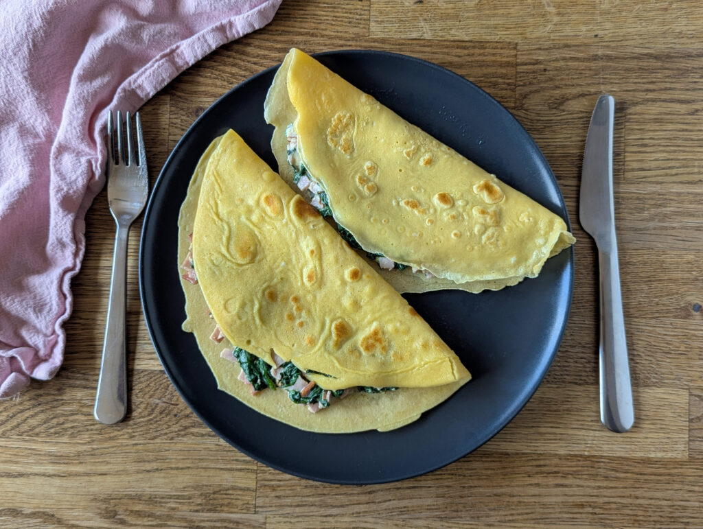 Herzhafte Pfannkuchen mit einer Füllung aus Frischkäse, Spinat und Schinken
