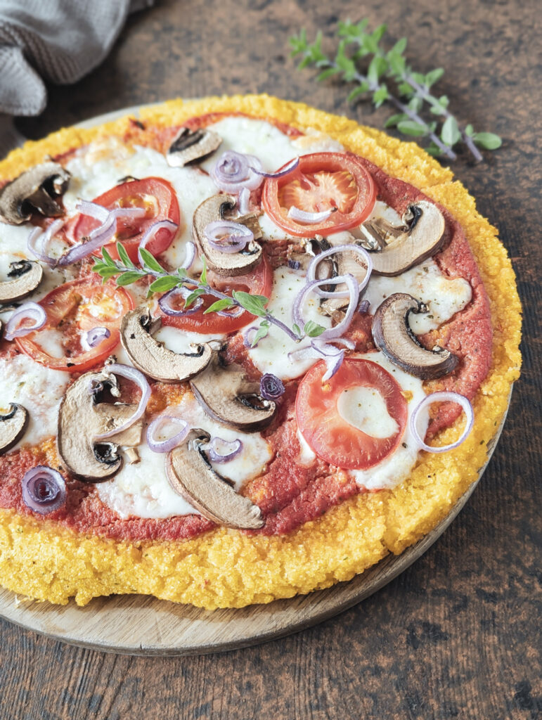 Polenta Pizza frisch aus dem Ofen
