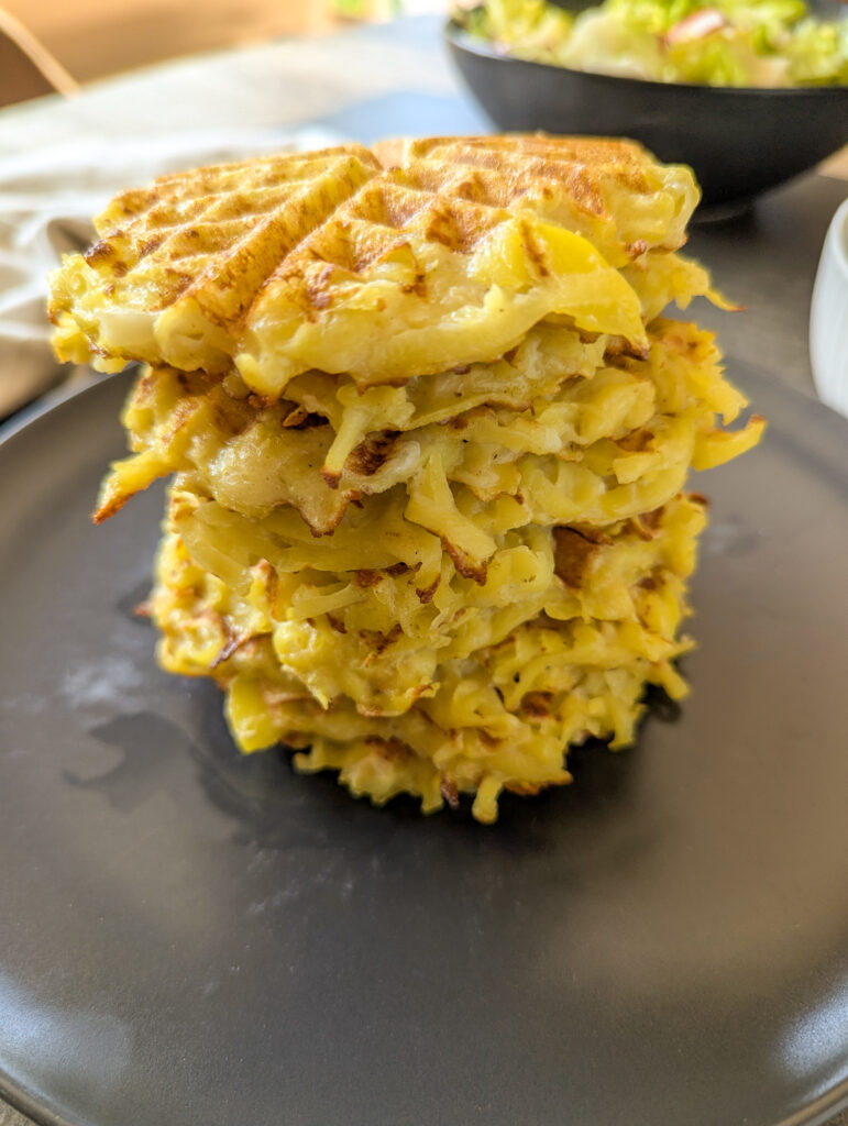 Rösti aus dem Waffeleisen als Familienessen