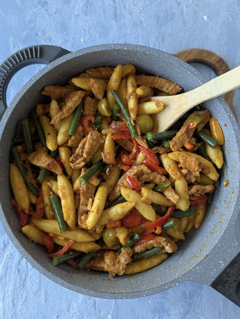 Schupfnudel-Pfanne mit Schupfnudeln und Fleisch und grünen Bohnen