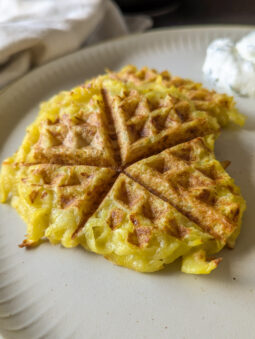 Rösti aus dem Waffeleisen mit Kräuterquark