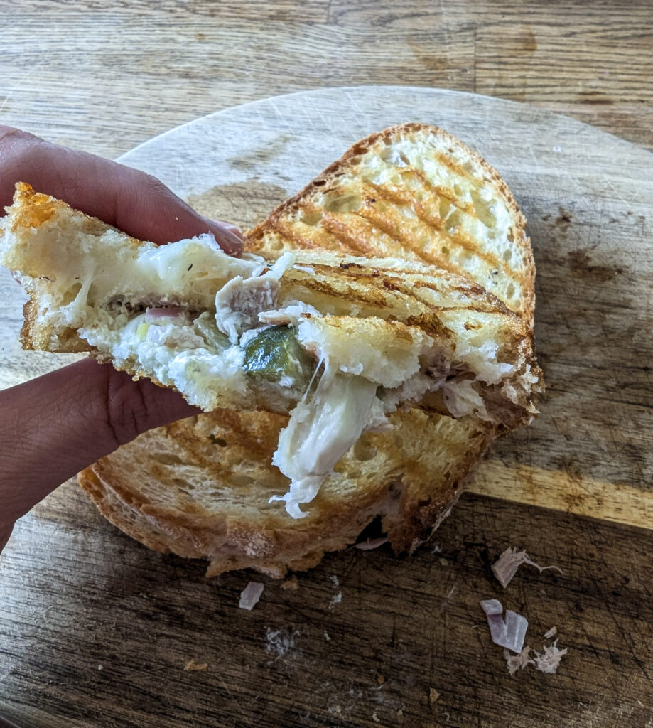 Gegrilltes Thunfisch Sandwich und viel geschmolzener Käse