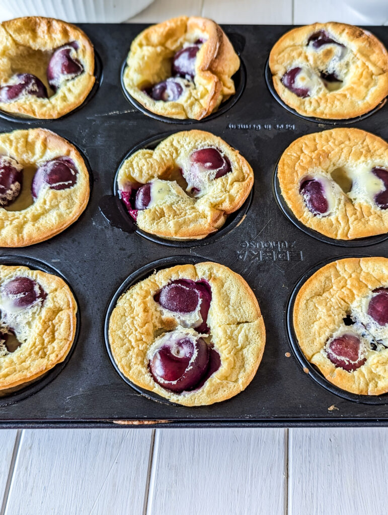 Frisch gebackene Clafoutis mit Kirschen in der Muffinform