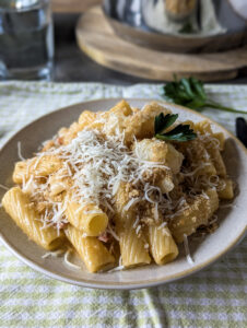 https://sparflaemmchen.de/2026/05/12/cremige-one-pot-blumenkohl-pasta-mit-schinken-crunch-schnell-guenstig-genial-einfach/