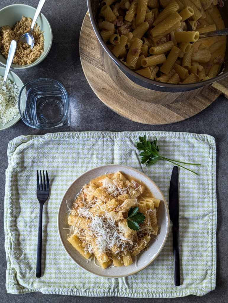 Cremige One-Pot-Pasta mit Blumenkohl, Schinken und knusprigem Topping – ein schnelles und einfaches Familiengericht