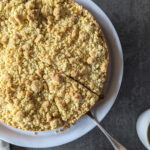 Ganzer Rhabarber Streuselkuchen in der Springform von oben – goldbraune Streusel mit rosa Rhabarberstücken