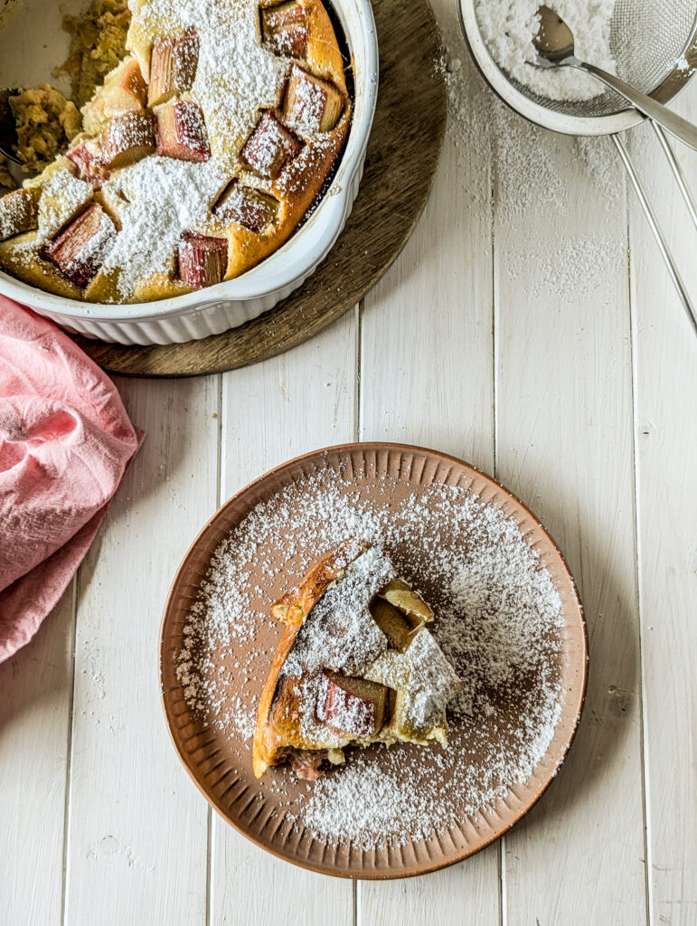 Schnelles und günstiges Rezept für die ganze Familie: Rhabarber Quark-Grießauflauf