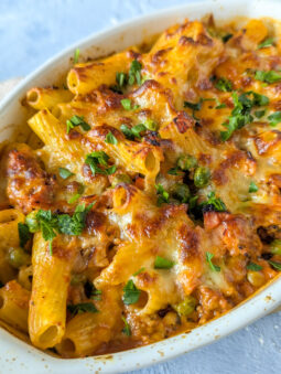 Rigatoni al forno – cremiger Nudelauflauf mit Hackfleisch, Schinken und Käse in einer Auflaufform