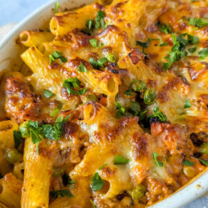 Rigatoni al forno – cremiger Nudelauflauf mit Hackfleisch, Schinken und Käse in einer Auflaufform